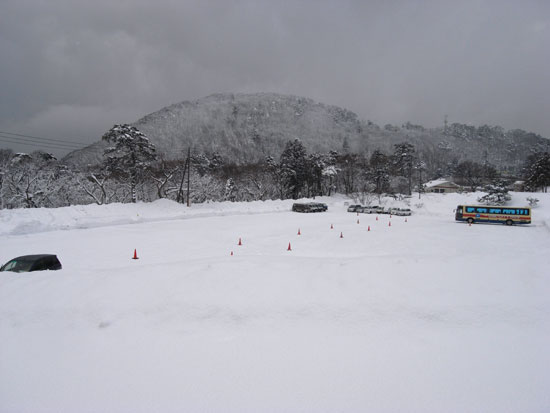 雪に覆われた駐車場