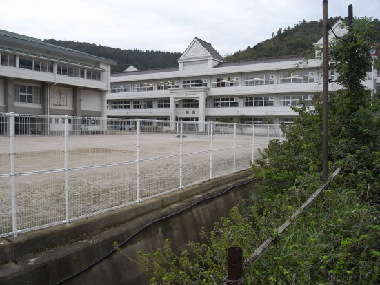 知夫里の学校